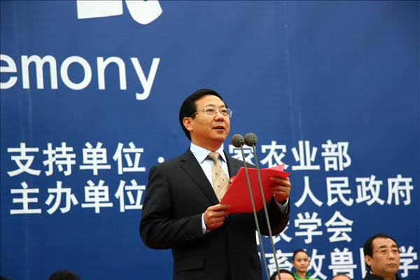 重庆市委常委、市政府副市长马正其讲话并宣布开幕