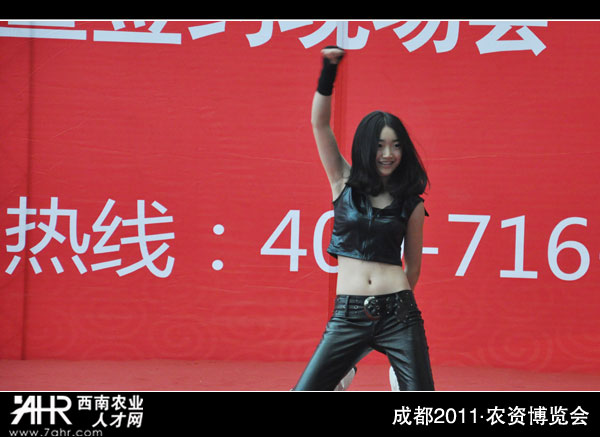 白龟化工会场舞蹈节目:四川美女火辣演出