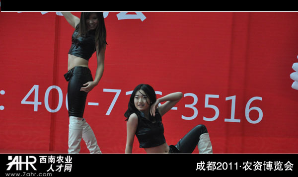 白龟化工会场舞蹈节目:四川美女火辣演出