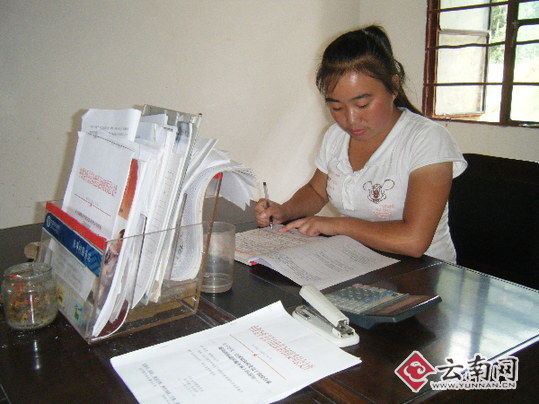 当代大学生女村官张学凤