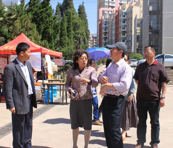 领导视察云南省2012年农林类毕业生招聘会