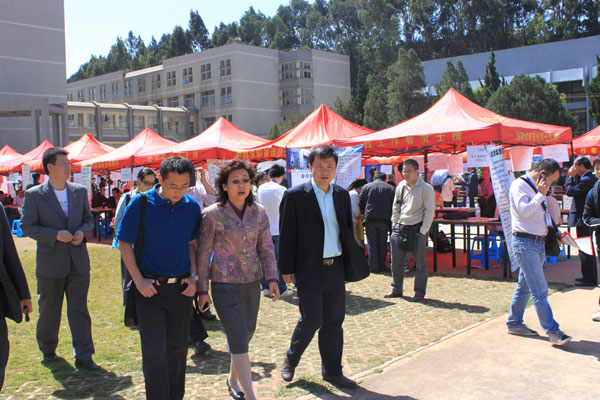 领导视察云南省2012年农林类毕业生招聘会